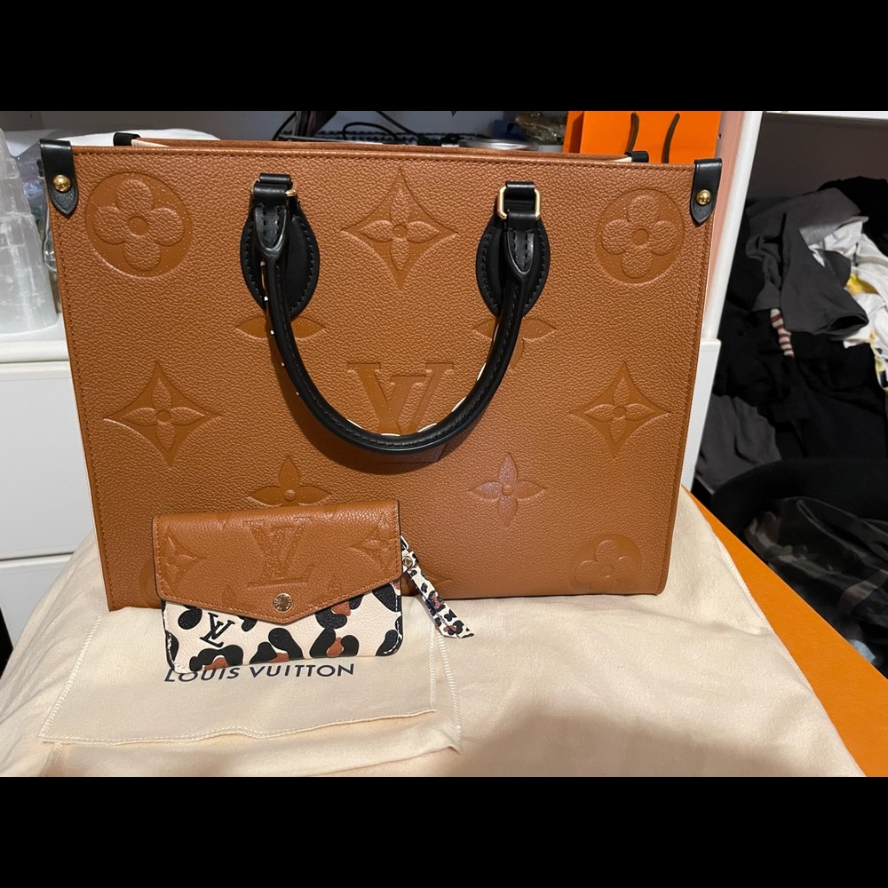 ✨ Empreinte Monogram Giant Wild At Heart Onthego MM Caramel & Key Pouch✨
